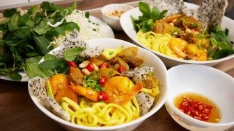 Mì Quảng Ngon Ở Sài Gòn: Khám Phá Hương Vị Miền Trung Giữa Lòng Phố Thị 7 Tô mì Quảng bắt mắt với đầy đủ topping, rau sống