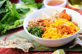 Mì Quảng Ngon Ở Sài Gòn: Khám Phá Hương Vị Miền Trung Giữa Lòng Phố Thị 8 Tôm, thịt heo trong tô mì Quảng