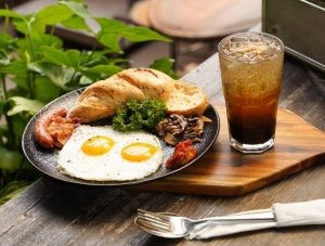 Khám Phá Quán Cô Ba Sài Gòn: Nét Hoài Cổ Giữa Lòng Thành Phố Hiện Đại 9 Một số món ăn và đồ uống đa dạng trong thực đơn của quán Cô Ba Sài Gòn