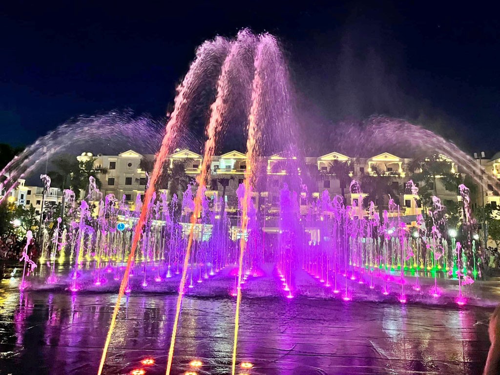 Quảng trường nhạc nước rực rỡ sắc màu tại khu dân cư Cityland Park Hills Gò Vấp
