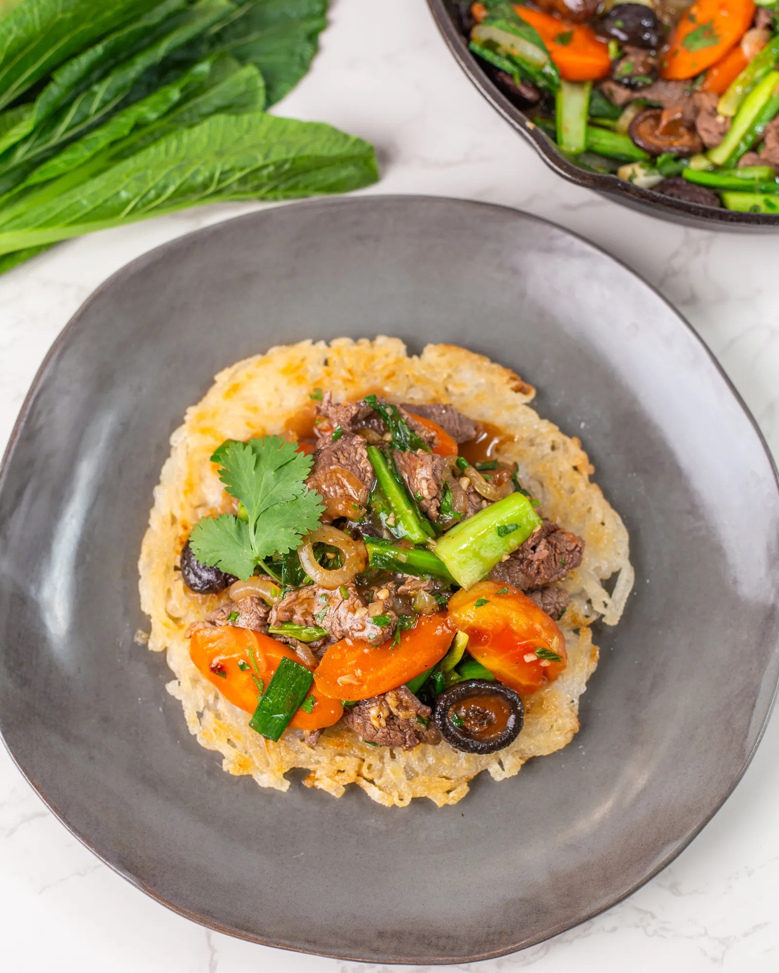 Phở Áp Chảo: Món Ngon Tuổi Thơ Đậm Đà Hương Vị Việt 6 Món phở áp chảo hoàn chỉnh với bánh phở chiên vàng giòn phủ đầy thịt bò xào rau củ tươi ngon