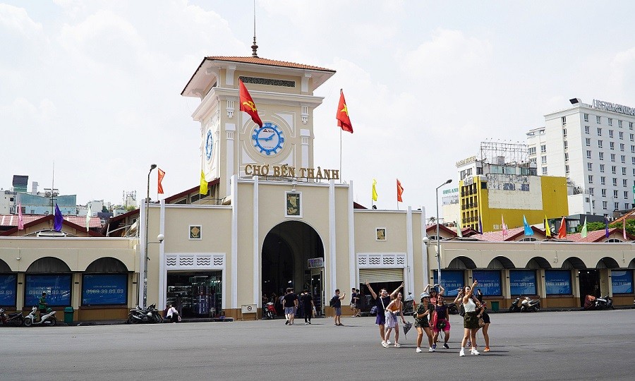 Phố Tây Bùi Viện: Trái Tim Không Ngủ Của Sài Gòn Náo Nhiệt 11 Tham quan chợ Bến Thành