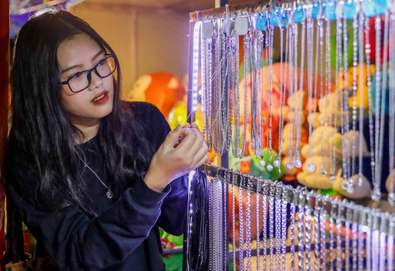 Chợ Đêm Làng Đại Học: Thiên Đường Ẩm Thực và Mua Sắm Dành Cho Sinh Viên 11 Các gian hàng trang sức được đa số các bạn nữ rất thích