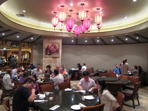 Review Nhà Hàng Ping Pang Pong: Khám Phá Nét Ẩm Thực Trung Hoa Độc Đáo Tại Las Vegas 8 Đèn lồng Trung Hoa trang trí nội thất sang trọng của nhà hàng Ping Pang Pong