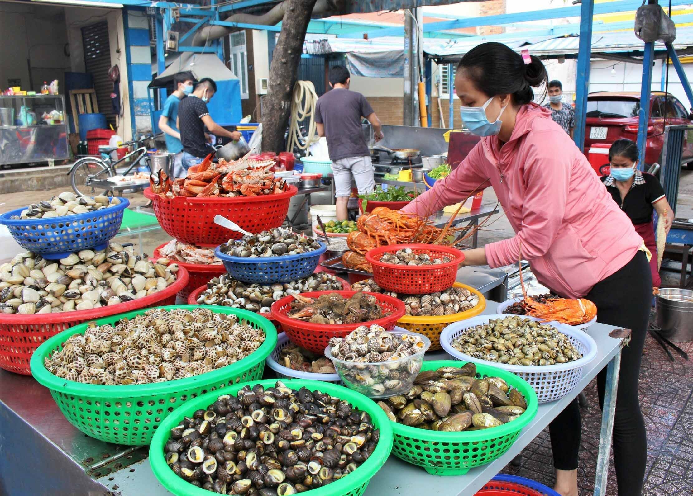 Khám Phá Top 16 Quán Ốc Ngon Sài Gòn Không Thể Bỏ Qua Cho Tín Đồ Hải Sản 13 Ốc Oanh Sài Gòn với các loại ốc và hải sản tươi ngon