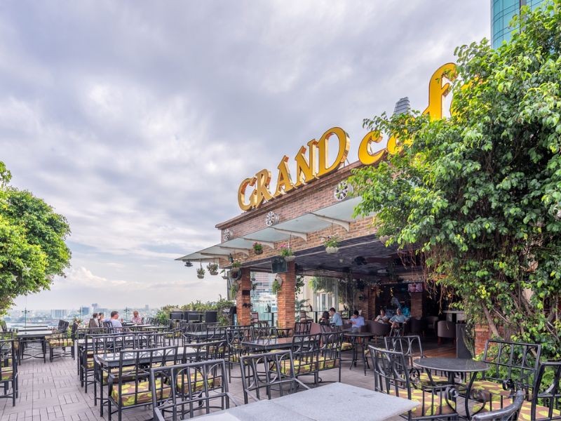 Không gian sang trọng và lấp lánh ánh đèn tại Grand Lounge Rooftop