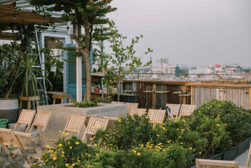 Không gian Chao Nghiêng Rooftop nhỏ xinh, ấm cúng và trang trí theo phong cách hoài cổ
