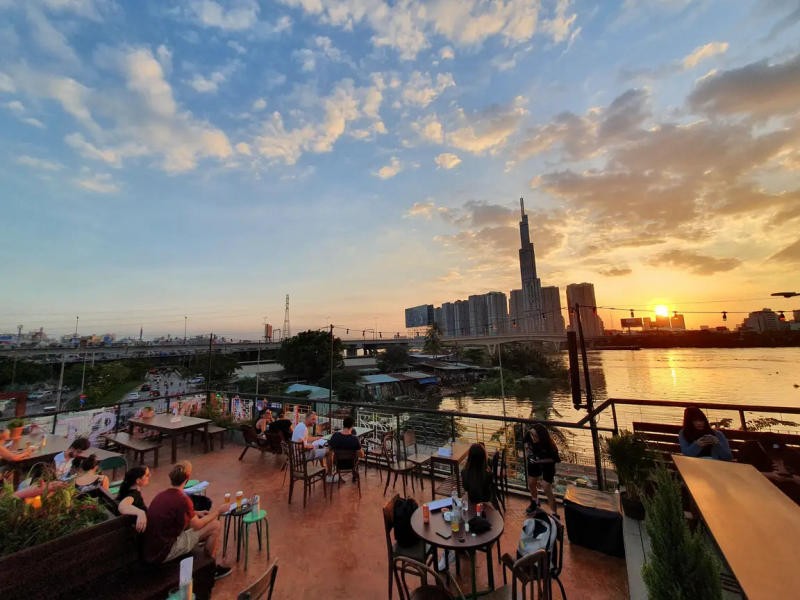 Khám Phá Top 8 Quán Rooftop Quận 2 "Cực Chill" Với View Triệu Đô 11 Le Café des Stagiaires quận 2 là quán bar và nhà hàng phong cách Pháp-Bỉ trên tầng thượng