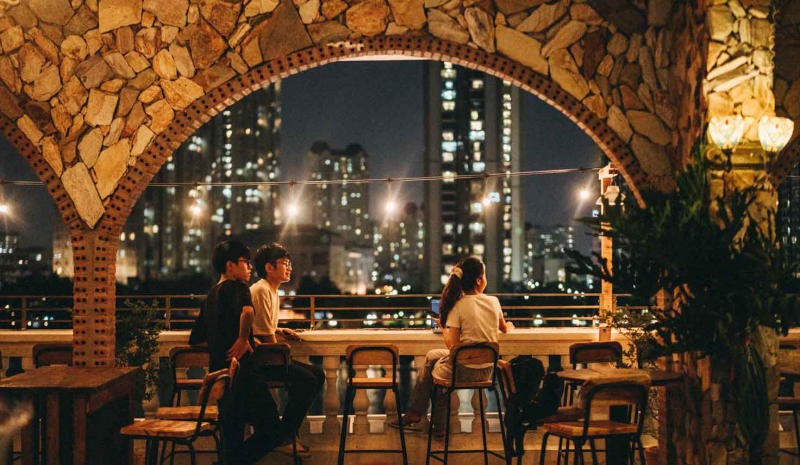 Khám Phá Top 8 Quán Rooftop Quận 2 "Cực Chill" Với View Triệu Đô 12 Không gian Chạng Vạng Rooftop trên tầng 4 với đèn lồng và cây xanh