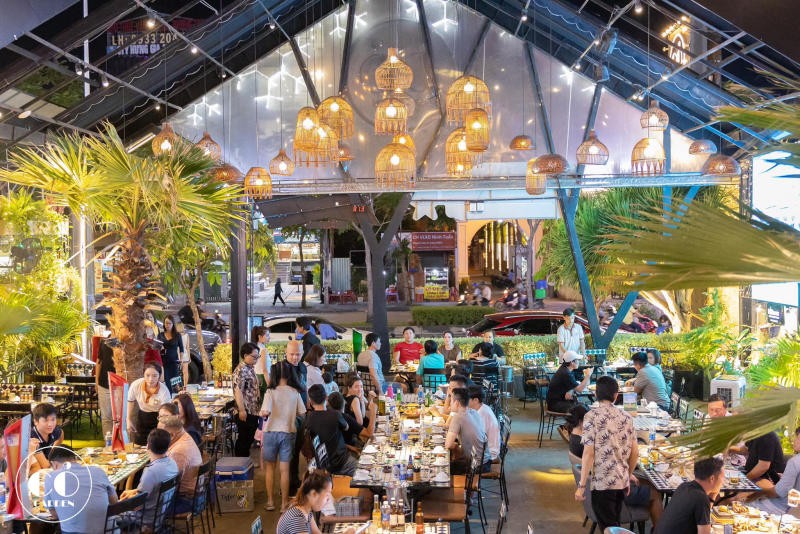Khám Phá Top 8 Quán Rooftop Quận 2 "Cực Chill" Với View Triệu Đô 13 View sông Sài Gòn và thành phố từ Cỏ Garden vào buổi tối lãng mạn