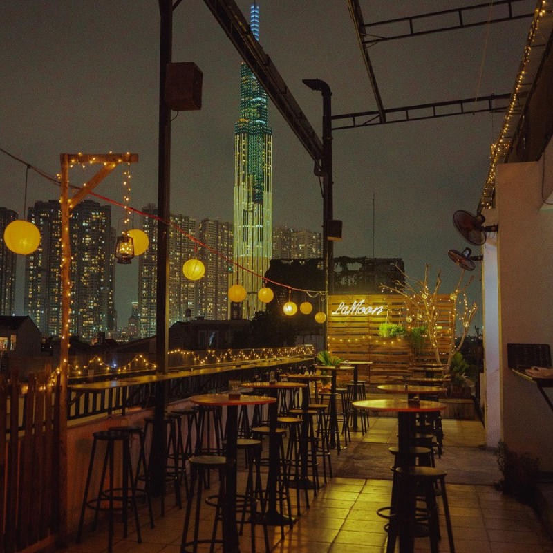 Khám Phá Top 8 Quán Rooftop Quận 2 "Cực Chill" Với View Triệu Đô 14 La Moon Rooftop với không gian thư giãn và tầm nhìn 360 độ Sài Gòn