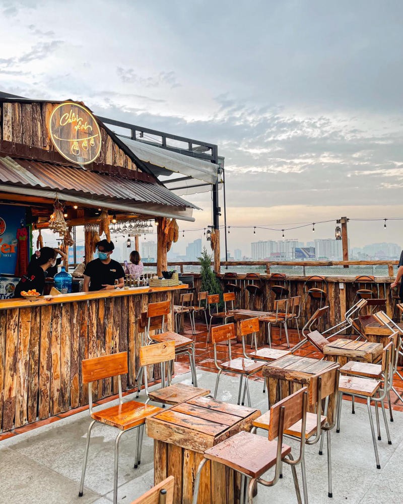 Khám Phá Top 8 Quán Rooftop Quận 2 "Cực Chill" Với View Triệu Đô 15 Chênh Vênh Rooftop là quán sân thượng quận 2 lý tưởng để tận hưởng không khí trong lành