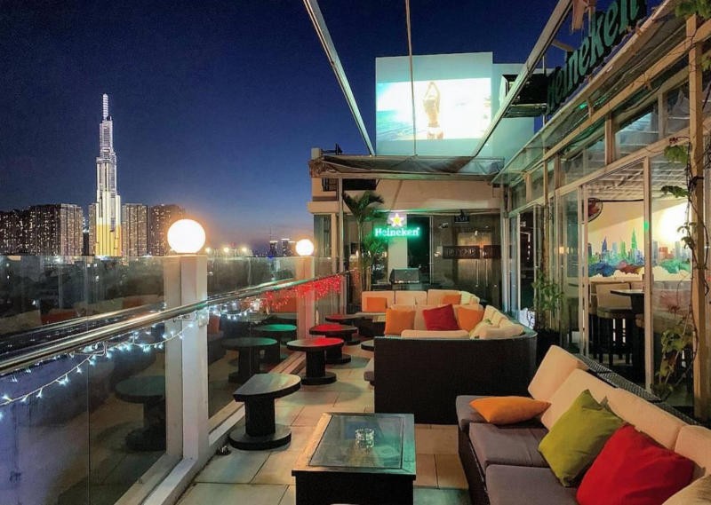 Khám Phá Top 8 Quán Rooftop Quận 2 "Cực Chill" Với View Triệu Đô 16 Sky 9 Bar Saigon với không khí sôi động và view Sài Gòn tuyệt đẹp