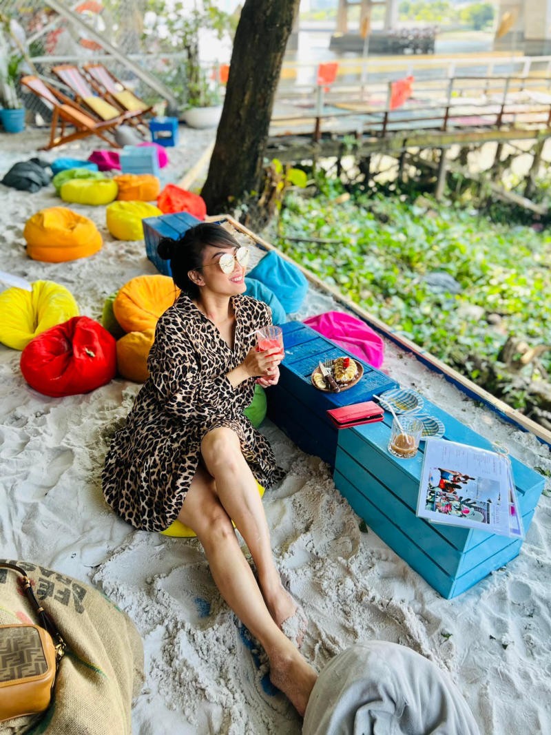 Khám Phá Top 8 Quán Rooftop Quận 2 "Cực Chill" Với View Triệu Đô 17 Chill Deck Coffee & Bar là quán cà phê lý tưởng để thư giãn bên bờ sông Sài Gòn