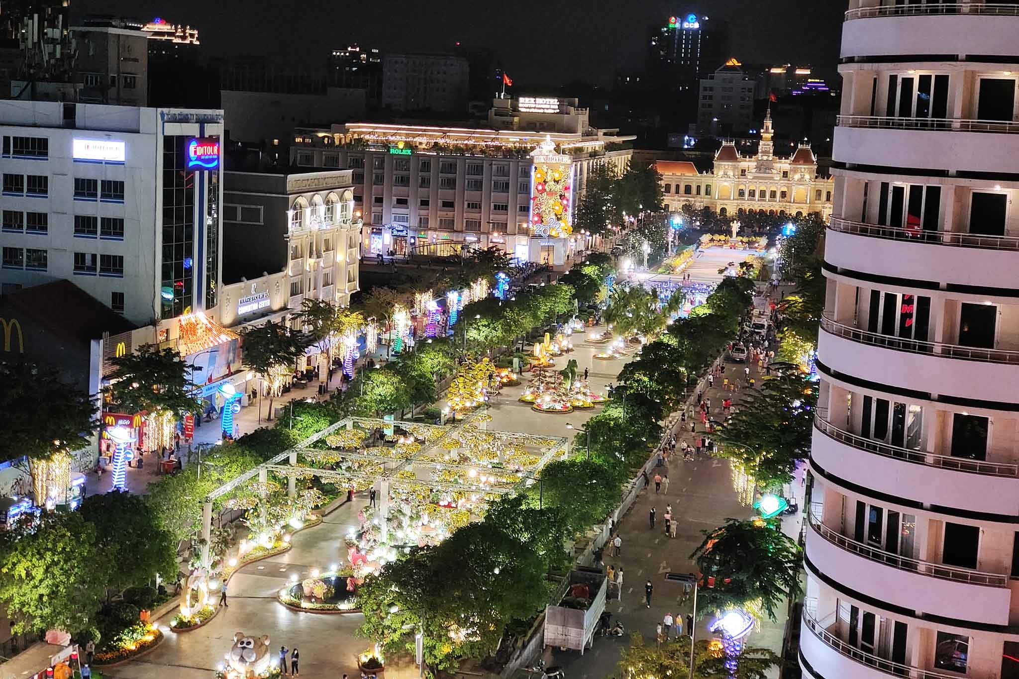 Sài Gòn Về Đêm: Khám Phá Thành Phố Không Ngủ Với Những Trải Nghiệm Độc Đáo 12 Phố đi bộ Nguyễn Huệ rực rỡ ánh đèn về đêm