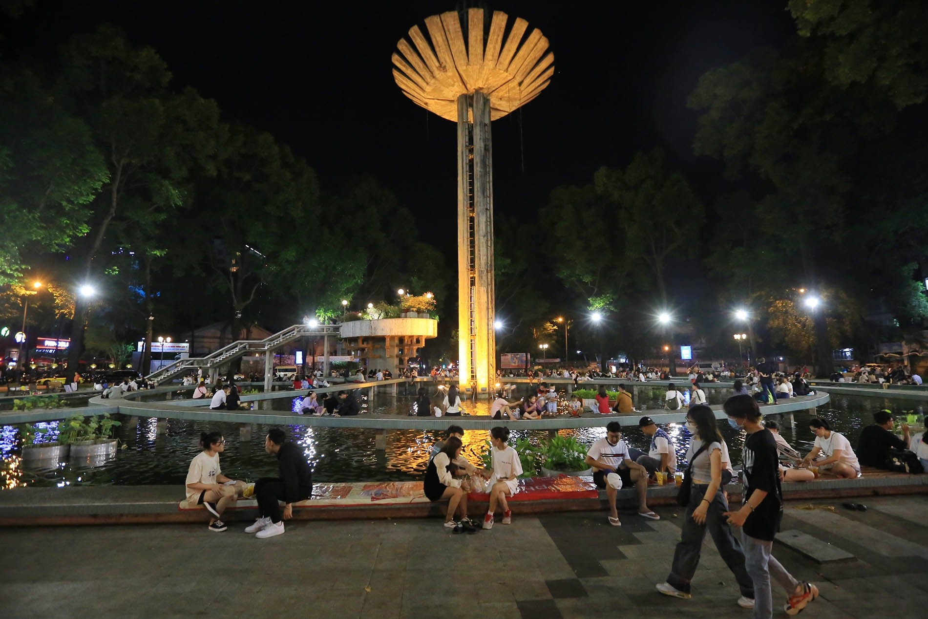 Sài Gòn Về Đêm: Khám Phá Thành Phố Không Ngủ Với Những Trải Nghiệm Độc Đáo 8 Đồ ăn vặt hấp dẫn tại Hồ Con Rùa khi Sài Gòn lên đèn