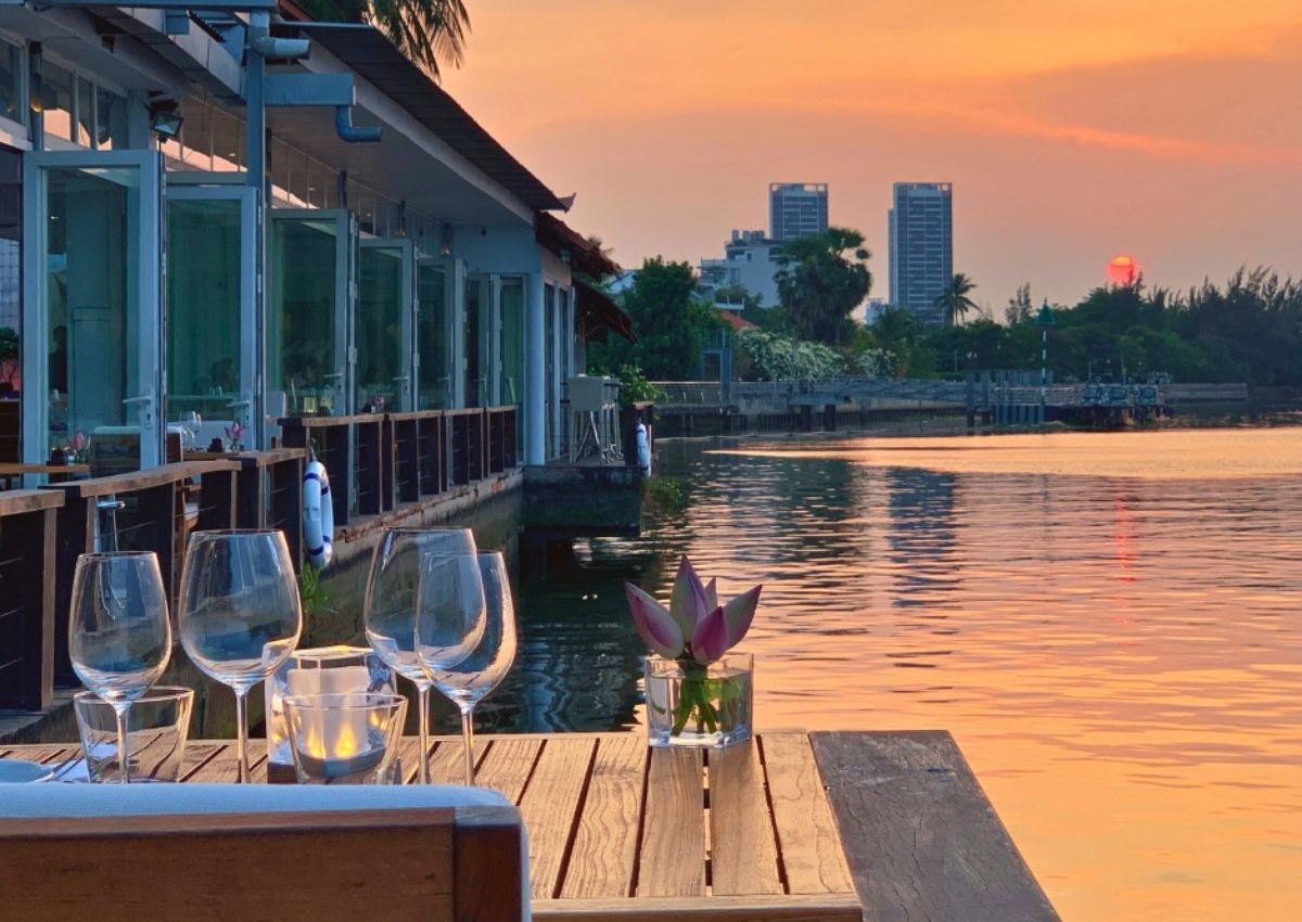 Khám Phá 12 Nhà Hàng View Đẹp Sài Gòn: Trải Nghiệm Ẩm Thực Đẳng Cấp Cùng Không Gian Ấn Tượng 15 The Deck Saigon