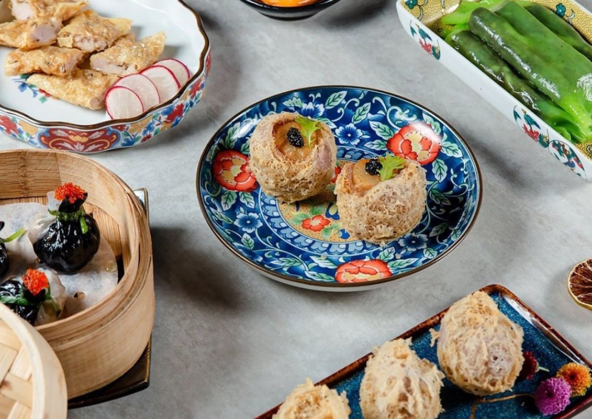Khám Phá 12 Nhà Hàng View Đẹp Sài Gòn: Trải Nghiệm Ẩm Thực Đẳng Cấp Cùng Không Gian Ấn Tượng 21 Thưởng thức ẩm thực tại nhà hàng Lai