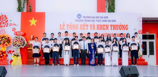 Học sinh và giáo viên tại lễ tổng kết và tri ân cuối năm học
