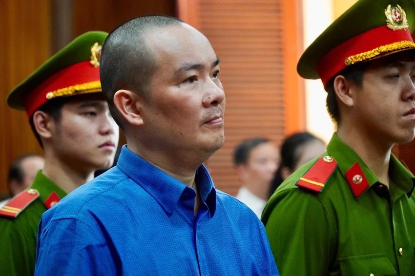 Phúc Thẩm Vụ Án Trung Tâm Dạy Nghề Lái Xe Sài Gòn: Giảm Án Cho Cựu Giám Đốc và 11 Bị Cáo Khác 5 Bị cáo Hồ Đình Thái Hòa tại tòa trong vụ án Trung tâm Dạy nghề lái xe Sài Gòn