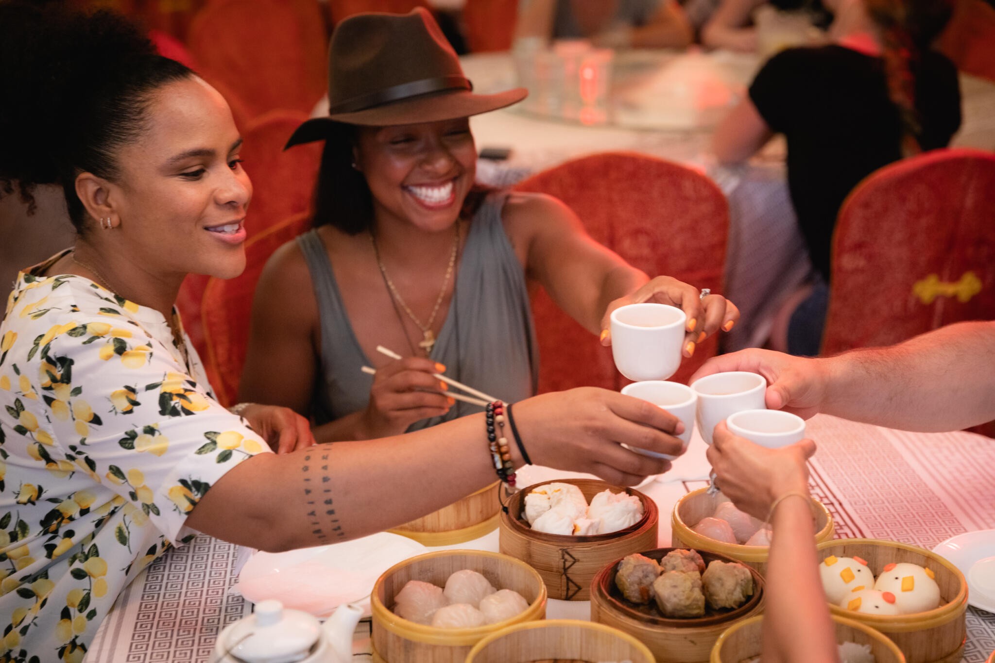 Bạn bè thưởng thức dim sum tại một nhà hàng ở Chicago