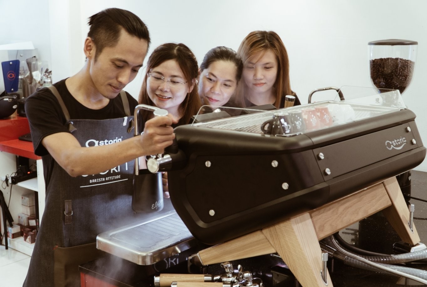 Cách Pha Cà Phê Đen Đá Ngon Chuẩn Vị Sài Gòn: Bí Quyết Từ A Đến Z 7 Pha cà phê nhanh hơn nhờ máy pha cà phê