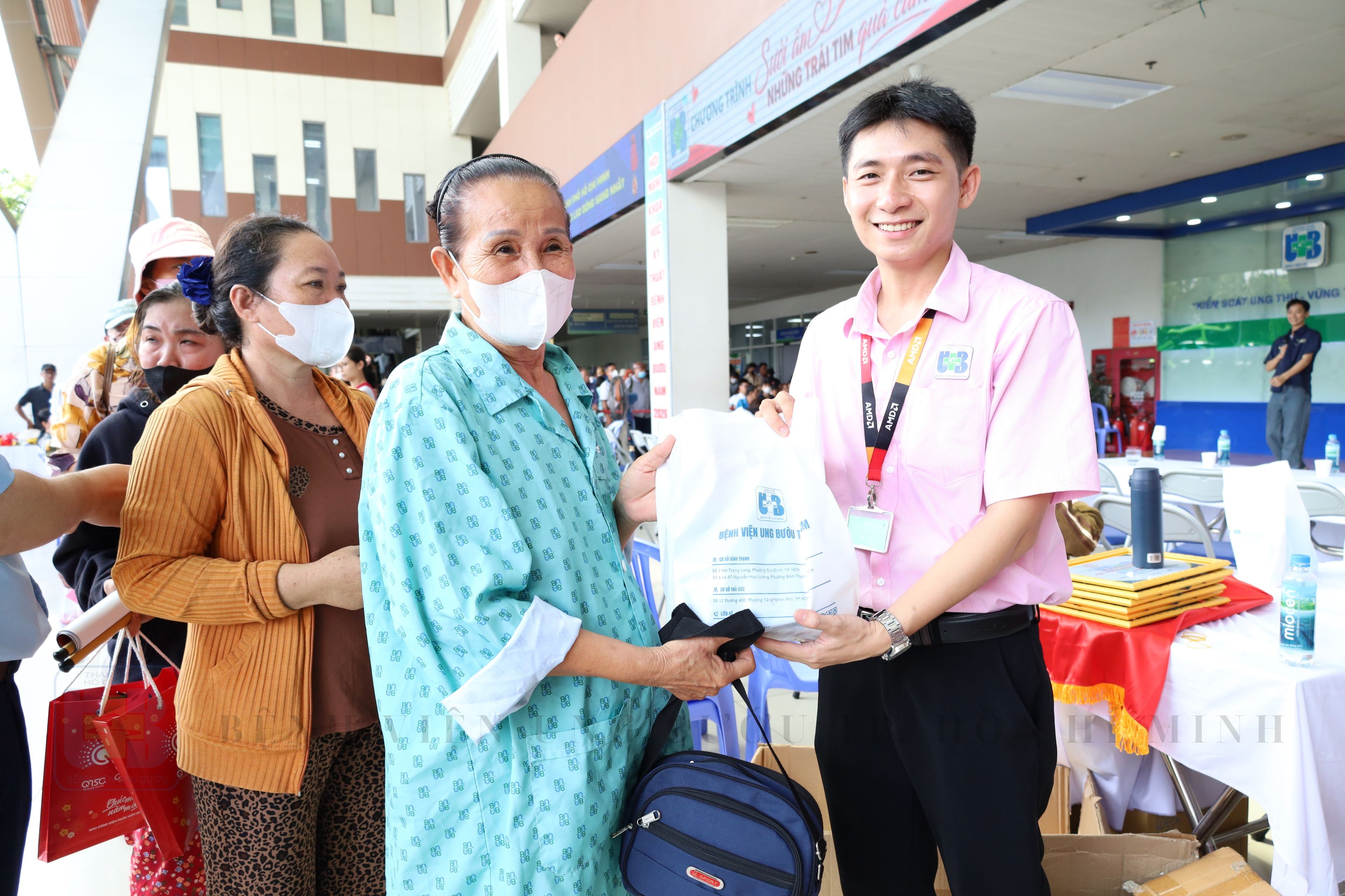 Tin tức và Hoạt động nổi bật tại Bệnh viện Ung Bướu TP.HCM 8 Chương trình "Sưởi ấm những trái tim quả cảm" tại Bệnh viện Ung Bướu TP.HCM