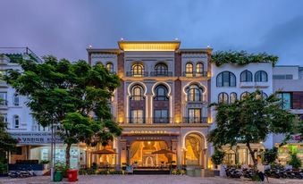 Khách sạn Golden Tree: Nơi An Cư Lý Tưởng Giữa Lòng Phú Mỹ Hưng, Quận 7 6 Góc nhìn từ trên cao của một khu vực chung trong khách sạn Golden Tree