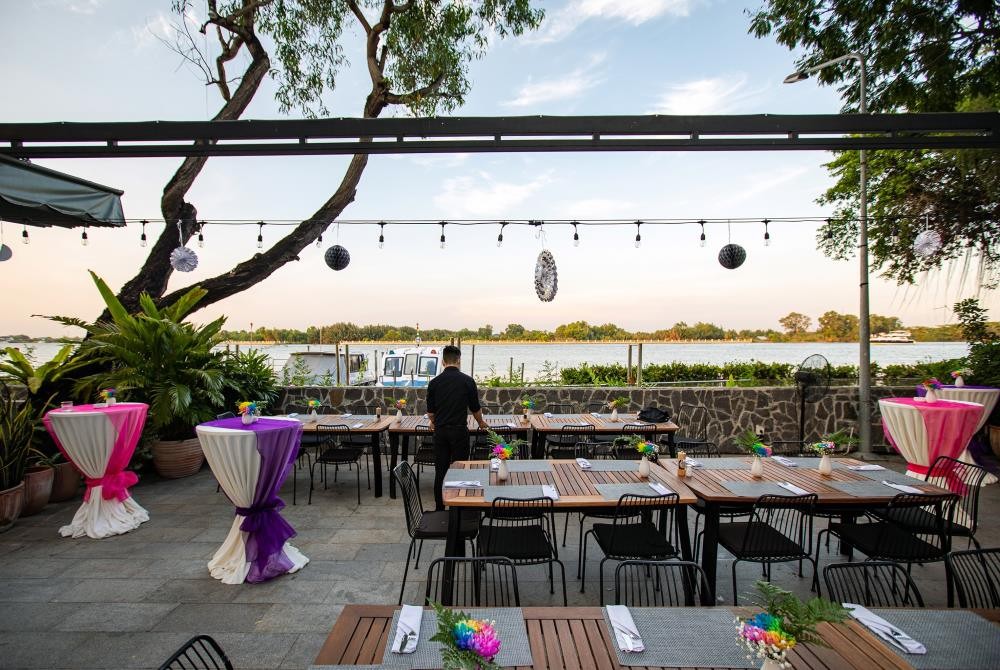 Khám phá 15 Quán ăn Quận 2 ngon nổi tiếng: Thiên đường ẩm thực đa sắc màu 11 Boat House Bistro sở hữu vị trí tuyệt đẹp ven sông, mang đến không khí trong lành và mát mẻ