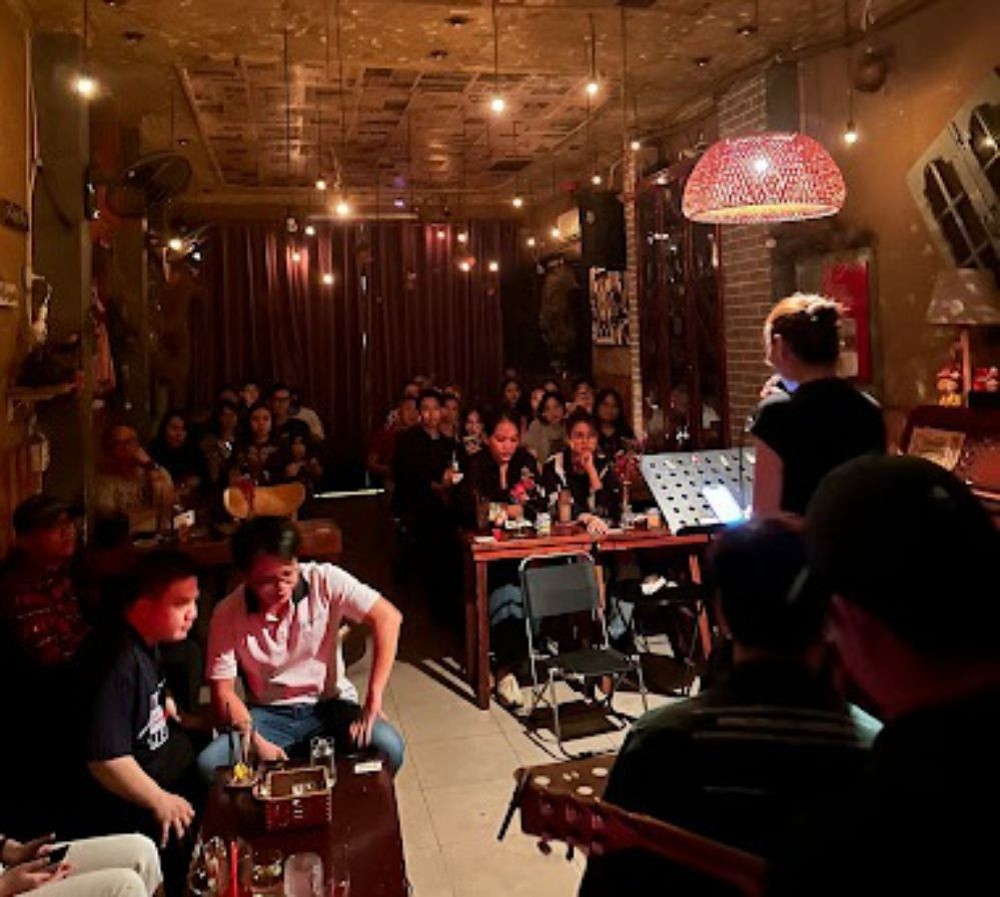Đắm chìm trong âm nhạc: Top 10+ quán Cafe nhạc sống Sài Gòn không thể bỏ lỡ 9 Không gian quán Nhặt Cafe với ánh đèn ấm áp và sân khấu nhạc sống