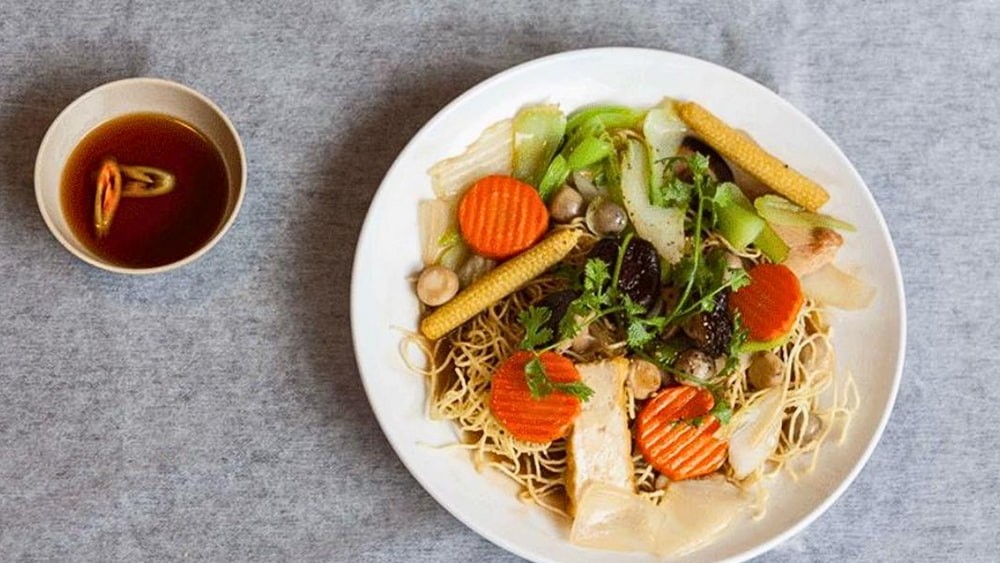 Top 6 Quán Mì Xào Giòn Ngon Ở Sài Gòn Nổi Tiếng, Hấp Dẫn Nhất 12 Món mì xào giòn tại Chính Ký Mì Gia được chế biến tỉ mỉ từ sợi mì tươi chiên giòn tại chỗ