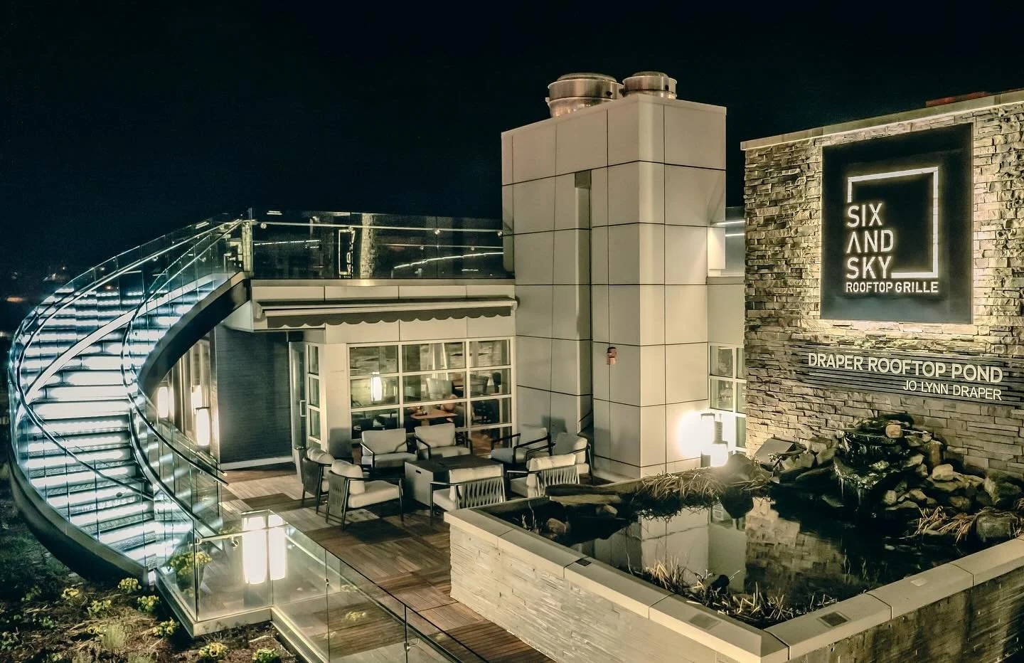 Six and Sky: Trải Nghiệm Ẩm Thực Rooftop Đỉnh Cao tại Roanoke 4 Không gian ngoài trời tại Six and Sky với tầm nhìn toàn cảnh Roanoke