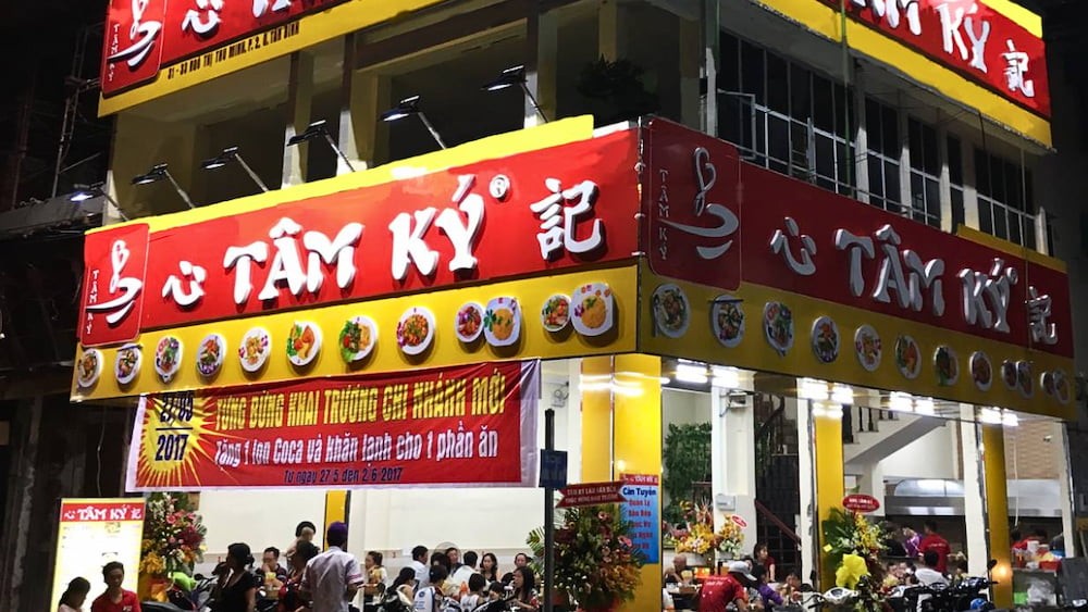 Không gian quán Ăn Tâm Ký sạch sẽ và thoáng đãng, mang lại cảm giác thoải mái cho thực khách