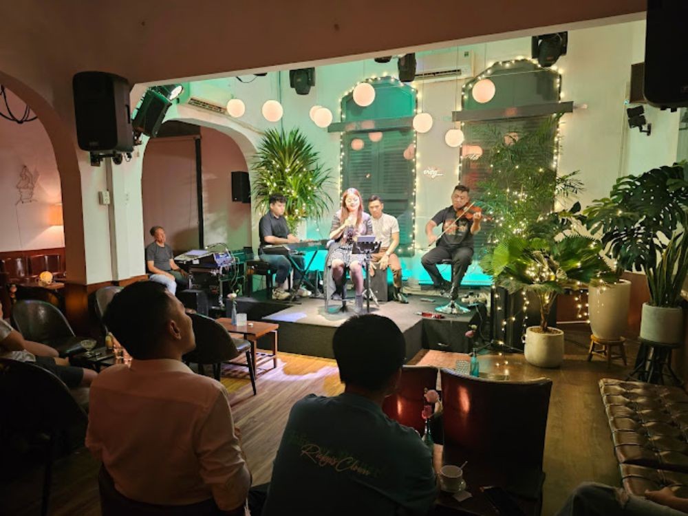 Không gian ấm cúng tại Cafe Vừng Ơi Mở Ra với các buổi biểu diễn acoustic