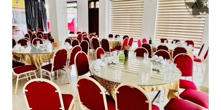 Trải Nghiệm Ẩm Thực và Nghỉ Dưỡng Đẳng Cấp tại Hotel Prime 5 Không gian nhà hàng sang trọng với bàn ăn được bày trí tỉ mỉ