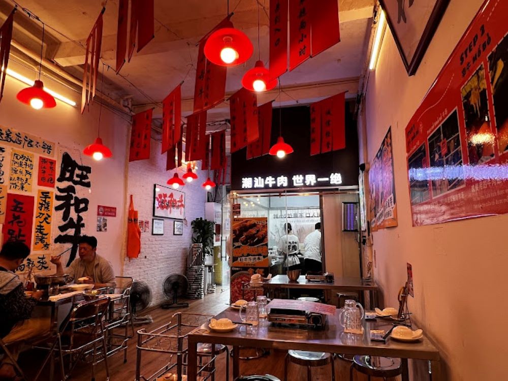 Khám phá Top 7 Quán Lẩu Bò Quận 1 Nức Tiếng, Ngon Khó Cưỡng 11 Không gian quán được thiết kế theo phong cách Trung Hoa truyền thống, tạo cảm giác ấm cúng