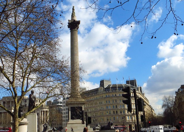 Khám Phá London Sôi Động: Hành Trình Âm Nhạc và Văn Hóa Thập Niên 60 (Phần 1) 7 Cột Nelson sừng sững giữa quảng trường Trafalgar Square đông đúc người qua lại