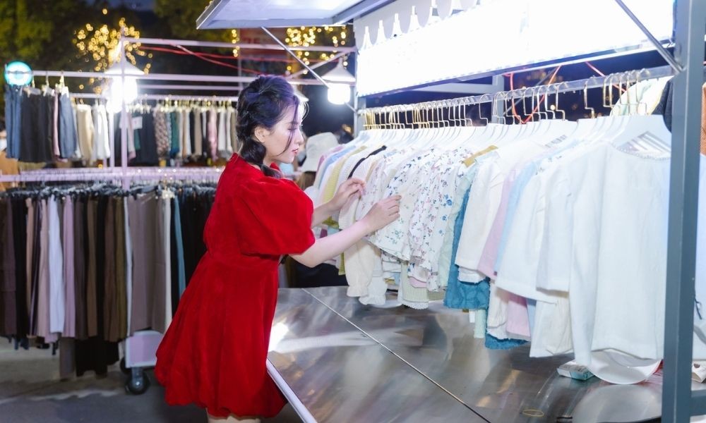 Khám Phá Chợ Đêm Sài Gòn Grand Park: Thiên Đường Ẩm Thực, Mua Sắm và Giải Trí Về Đêm 14 Gian hàng quần áo, phụ kiện thời trang phong phú tại chợ đêm Grand Park