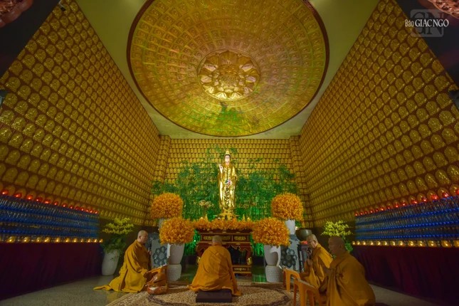 Chùa Phổ Quang: Biểu Tượng Tâm Linh Mới Của Sài Gòn Sau Tái Thiết 5 Tôn tượng Bồ-tát Quán Thế Âm tại chùa Phổ Quang, một biểu tượng tâm linh sâu sắc đối với Phật tử