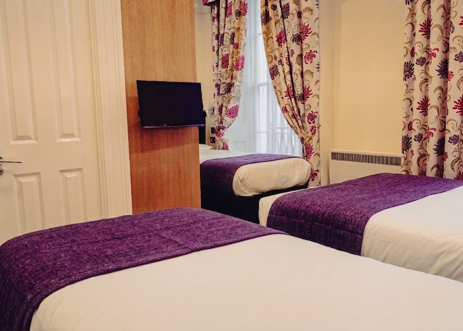 Khách sạn Athena London: Nơi Hội Tụ Tiện Nghi và Trải Nghiệm Gia Đình Ấm Cúng 8 Khay thức ăn tươi ngon trong bữa sáng buffet kiểu lục địa