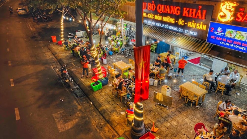 Khám phá Top 7 Quán Lẩu Bò Quận 1 Nức Tiếng, Ngon Khó Cưỡng 8 Không gian ngoài trời thoáng mát, rất phù hợp với các buổi tụ họp
