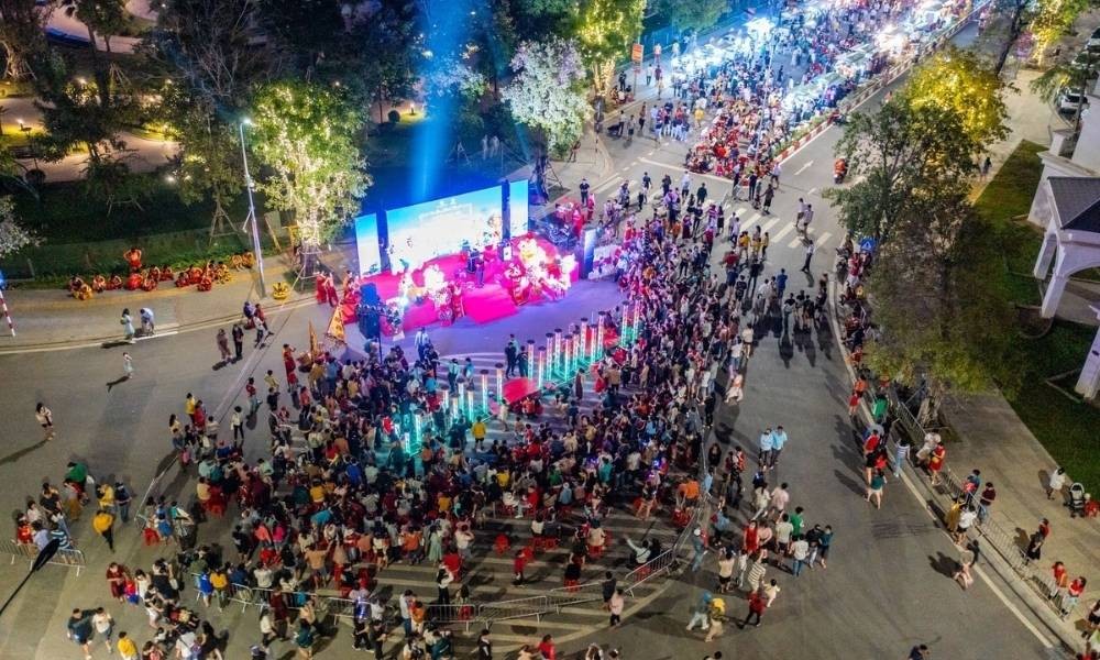Không khí sôi động tại chợ đêm Sài Gòn Grand Park thu hút du khách