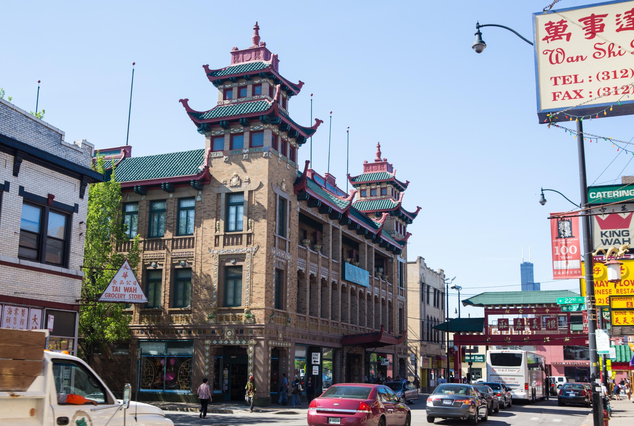 Hấp dẫn Khu Phố Tàu Chicago: Khám Phá Văn Hóa và Ẩm Thực Đậm Đà 6 Một con phố sôi động với kiến trúc đặc trưng tại Khu Phố Tàu Chicago