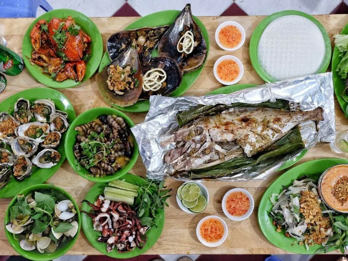 Khám Phá Ẩm Thực Bình Hưng: Tôm Hùm, Nhum Biển và Mực Trứng Giá Bao Nhiêu Là Hợp Lý? 10 Bữa tiệc hải sản tươi ngon trên nhà bè nổi tại Bình Hưng