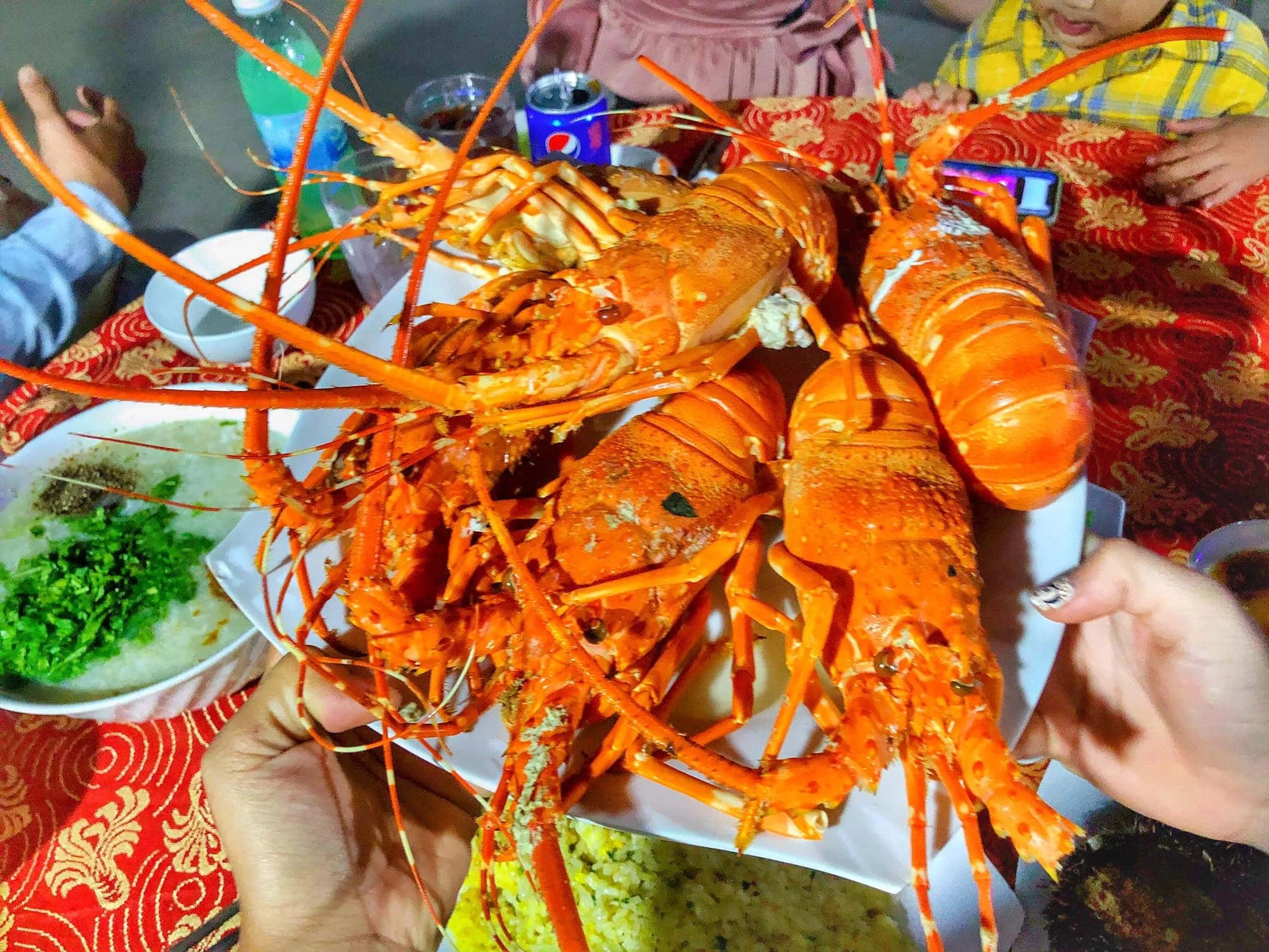 Khám Phá Ẩm Thực Bình Hưng: Tôm Hùm, Nhum Biển và Mực Trứng Giá Bao Nhiêu Là Hợp Lý? 1 Tôm hùm tươi sống – đặc sản không thể bỏ lỡ khi đến Bình Hưng