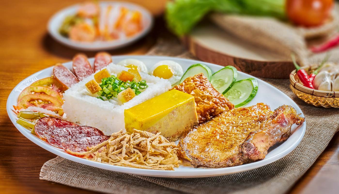 Đĩa cơm tấm Sài Gòn đầy đủ sườn, chả, bì và trứng ốp la hấp dẫn