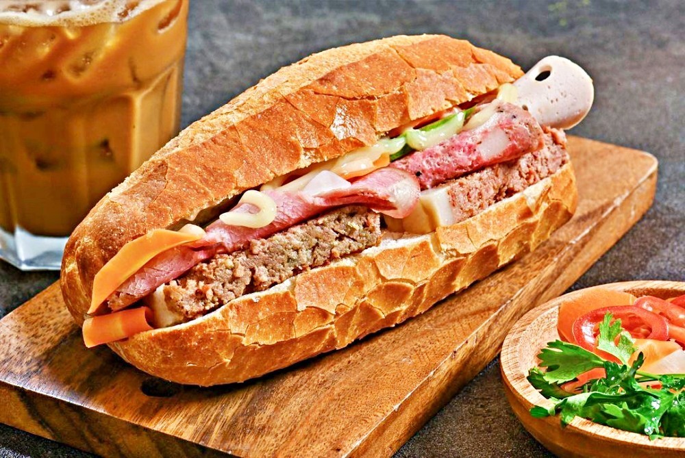 Khám Phá Hương Vị Độc Đáo: Ăn Gì Ở Sài Gòn Để Ghi Nhớ Mãi? 10 Chiếc bánh mì với nhiều loại nhân phong phú, vỏ giòn rụm, hấp dẫn