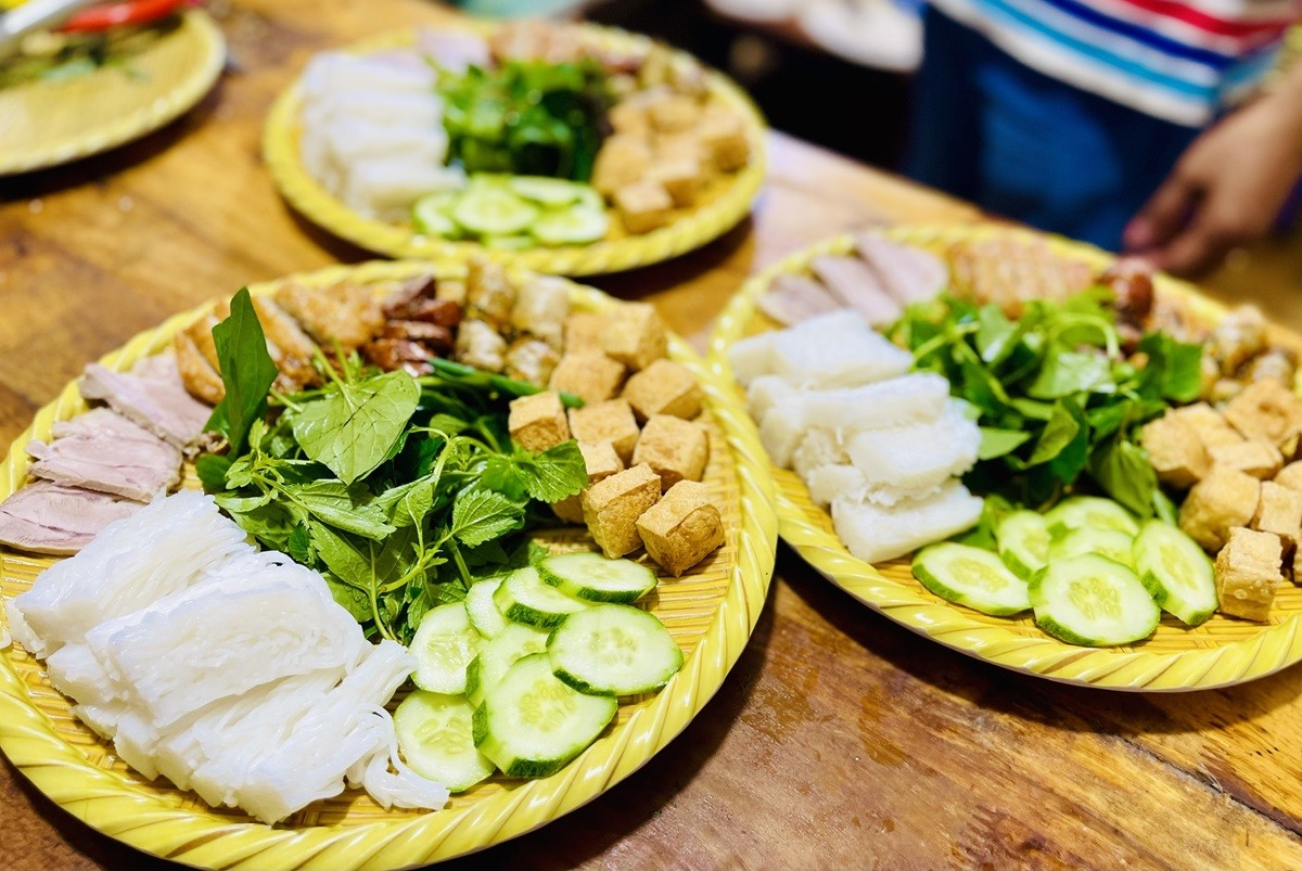 Khám Phá Hương Vị Độc Đáo: Ăn Gì Ở Sài Gòn Để Ghi Nhớ Mãi? 15 Suất bún đậu mắm tôm với bún, đậu, thịt, dồi và mắm tôm đặc trưng