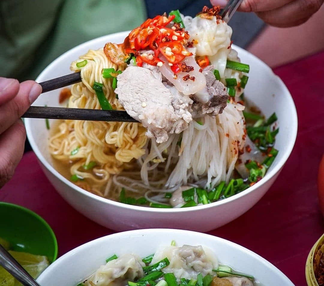 Khám Phá Hương Vị Độc Đáo: Ăn Gì Ở Sài Gòn Để Ghi Nhớ Mãi? 11 Tô hủ tiếu Sài Gòn với sợi bánh dai mềm và nước dùng trong, đậm đà