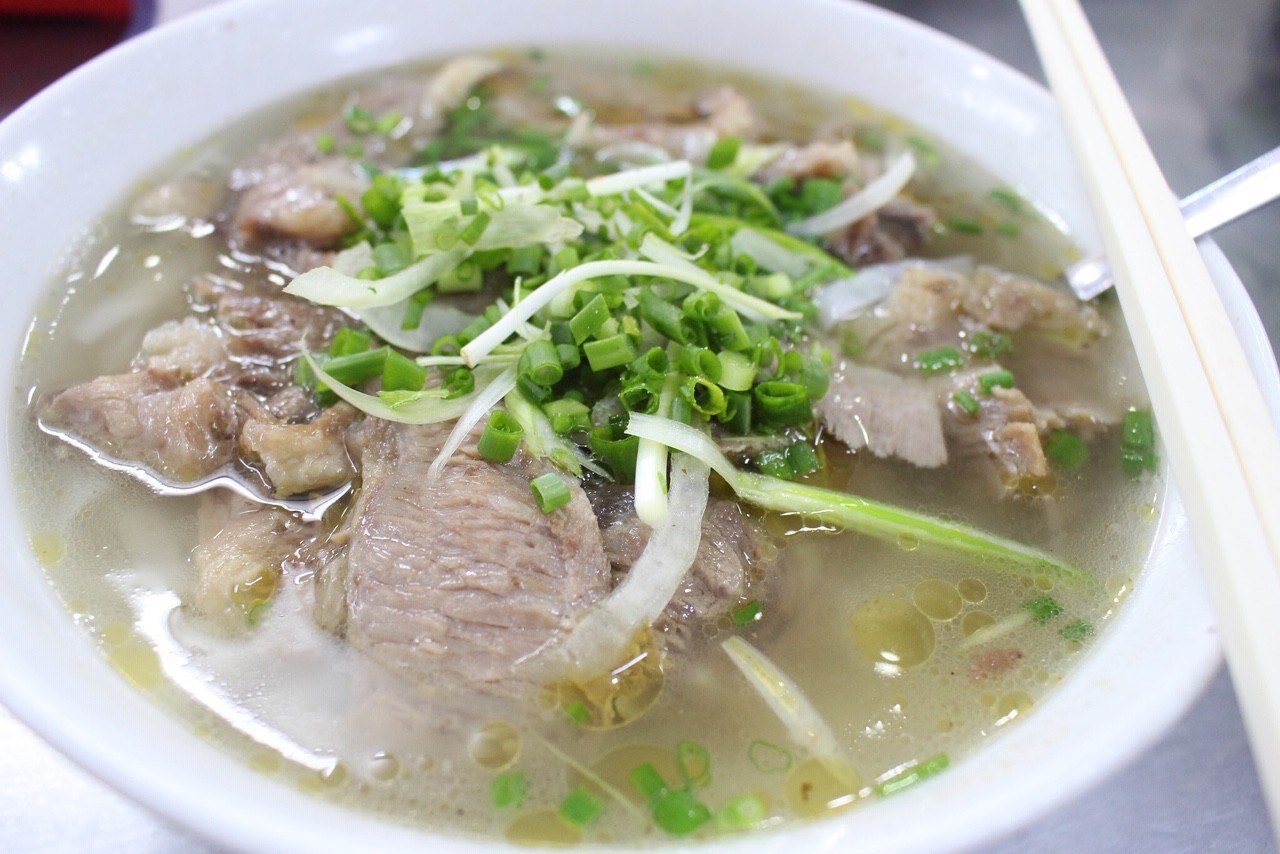 Khám Phá Hương Vị Độc Đáo: Ăn Gì Ở Sài Gòn Để Ghi Nhớ Mãi? 12 Tô phở Sài Gòn nóng hổi với nước dùng đậm đà và thịt bò tươi ngon